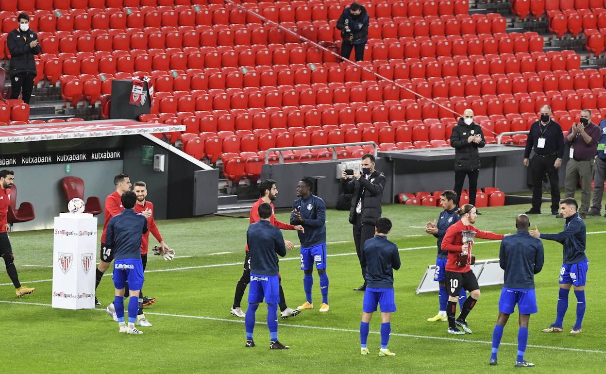 Los jugadores del Getafe han hecho pasillo al Athletic.