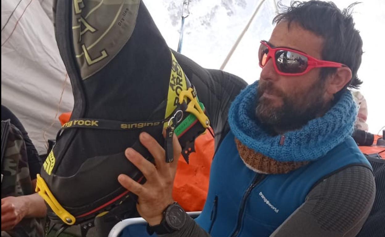 Alex comprueba crampones y botas antes de volver al montaña.