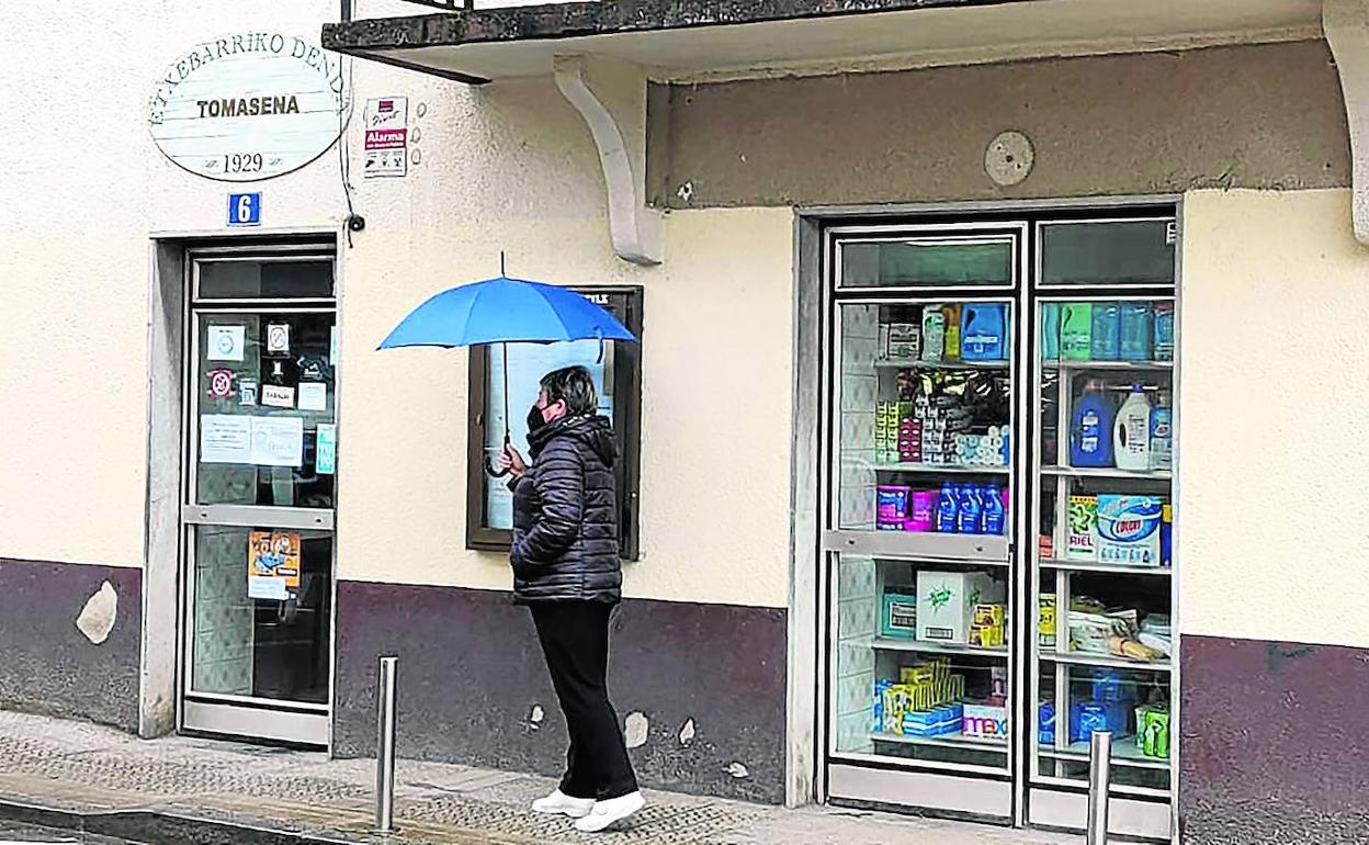 Una vecina de Etxebarria se dirigía ayer a la única tienda de alimentación que tienen en el pueblo para realizar sus compras. 