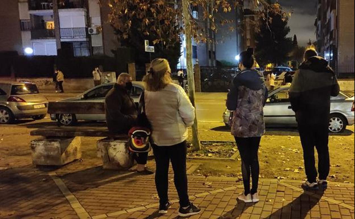 Los vecinos de Granada salen a la calle alarmados por los terremotos en la noche del martes..