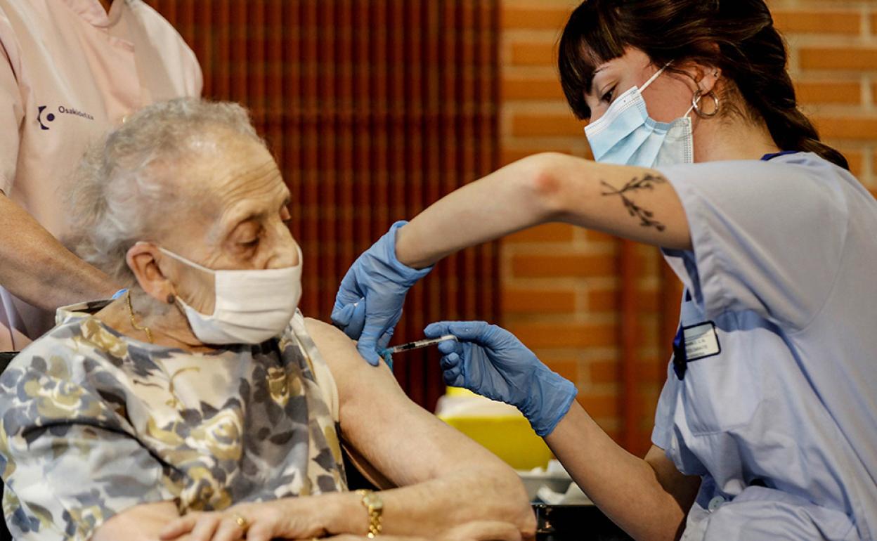 Urkullu siente «rabia» por las vacunaciones irregulares