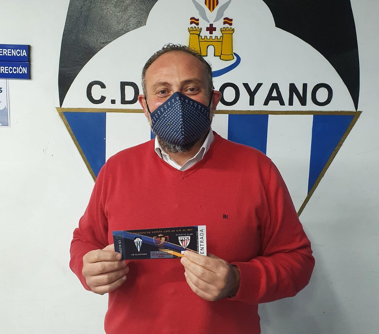 Antonio Justicia, presidente del Alcoyano con la entrada conmemorativa.