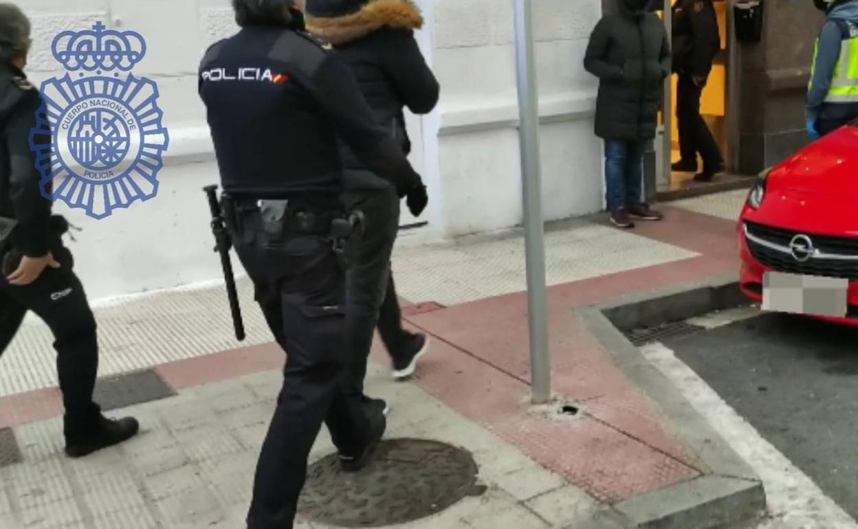 Un detenido en Miranda y tres en Burgos por captar mujeres para su  explotación sexual | El Correo