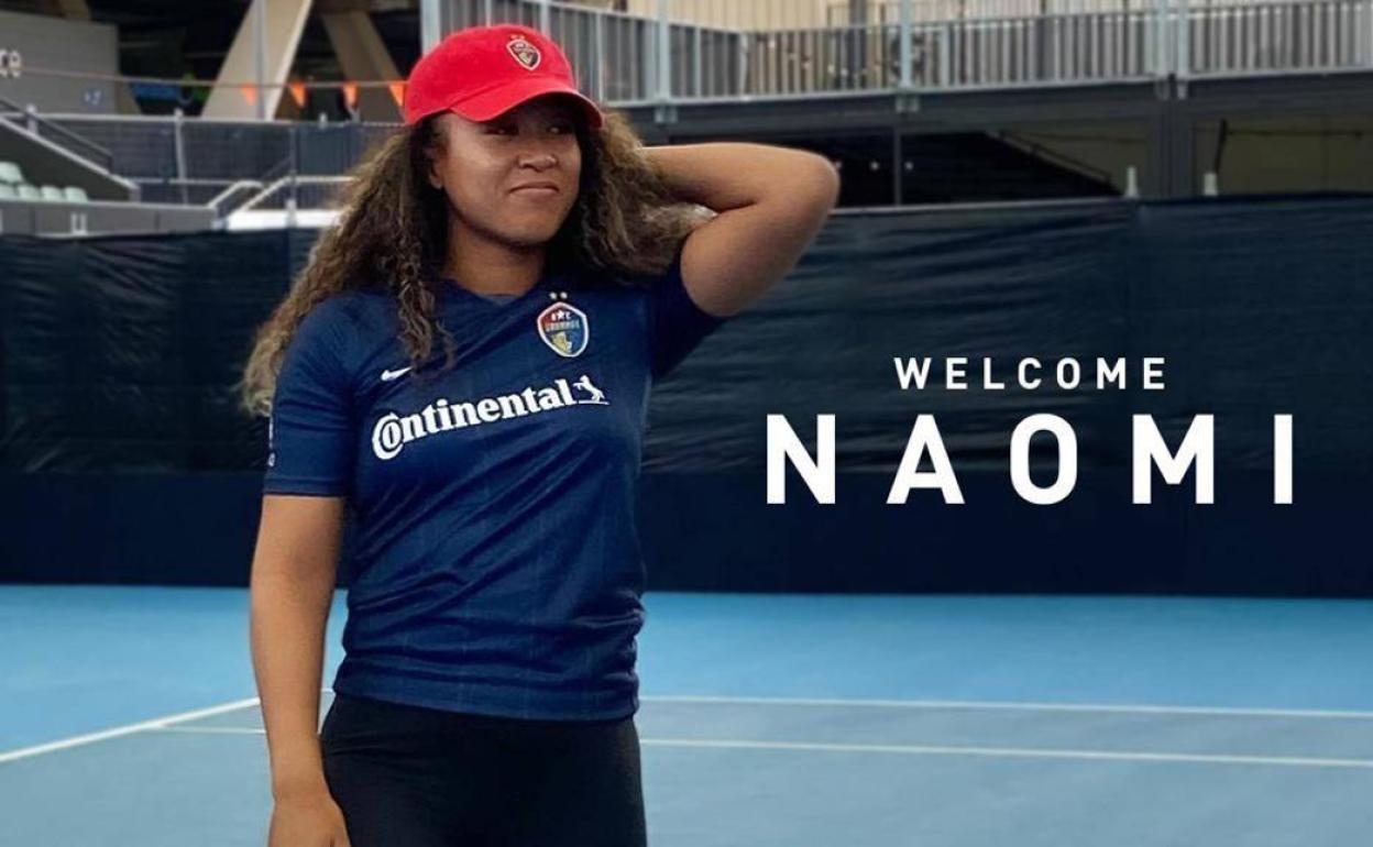 Naomi Osaka con el escudo del club de fútbol del que ahora es copropietaria. 