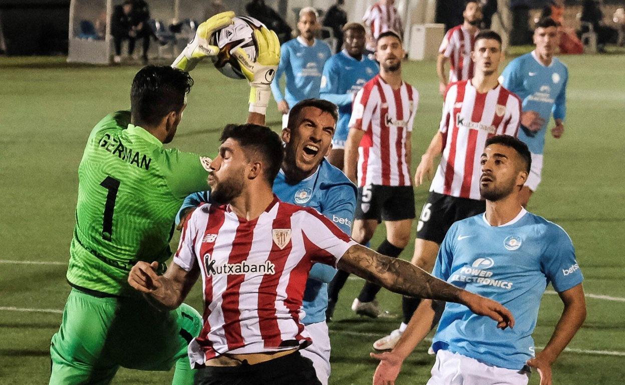 El portero Germán atrapa una pelota ante Nuñez en la anterior eliminatoria en Ibiza. 