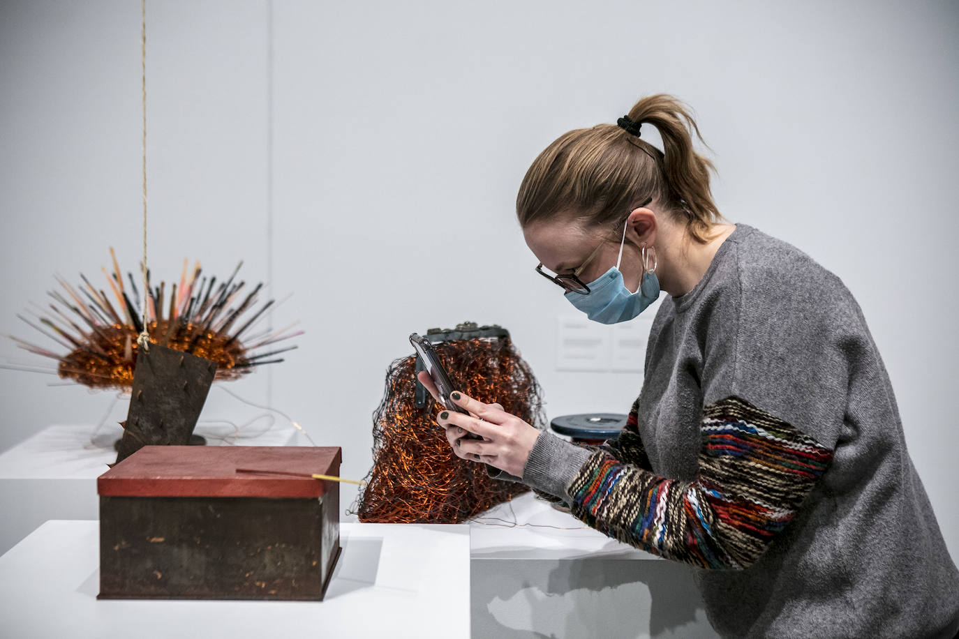 'Pintura' (1984) es una obra que reflexiona sobre el ejercicio pictórico y sus formatos.