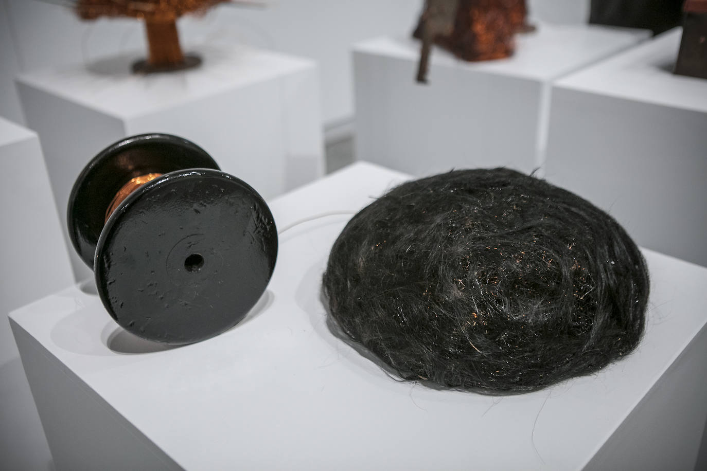 'Ese desconocido' (1990), pieza en la que recurre a las bobinas de madera y al cobre.