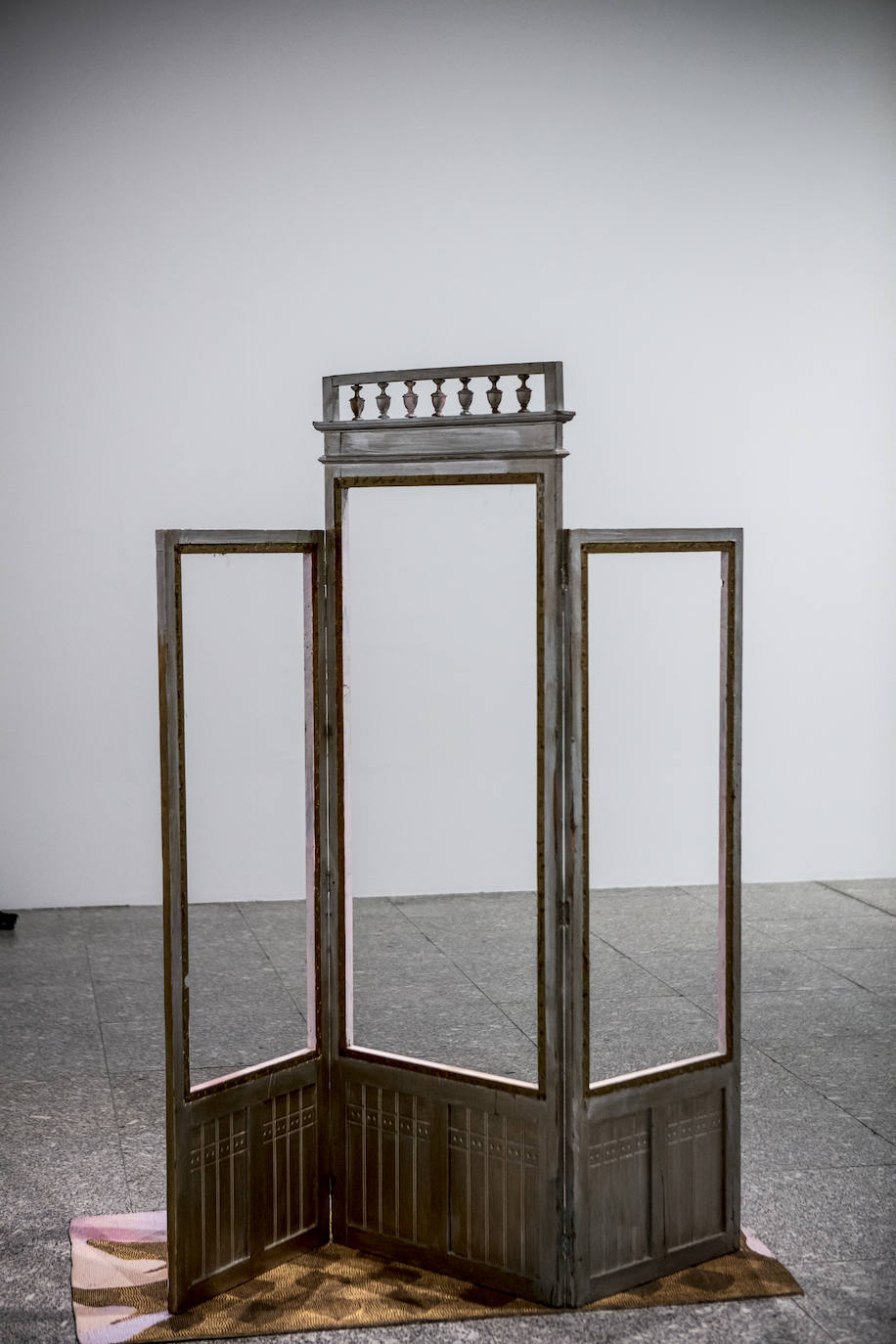 'Desnudo en la alfombra' (1986), obra formada por un biombo, una alfombra y pintura. 