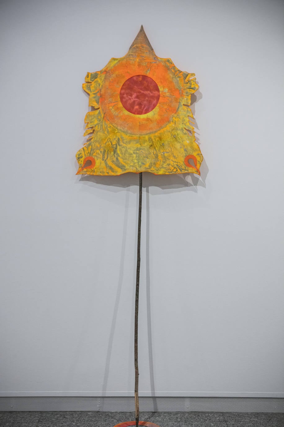  'Ahora mismo' (1992), obra de la serie 'Parásitos' para la que empleó una vara de avellano, piel y pintura acrílica