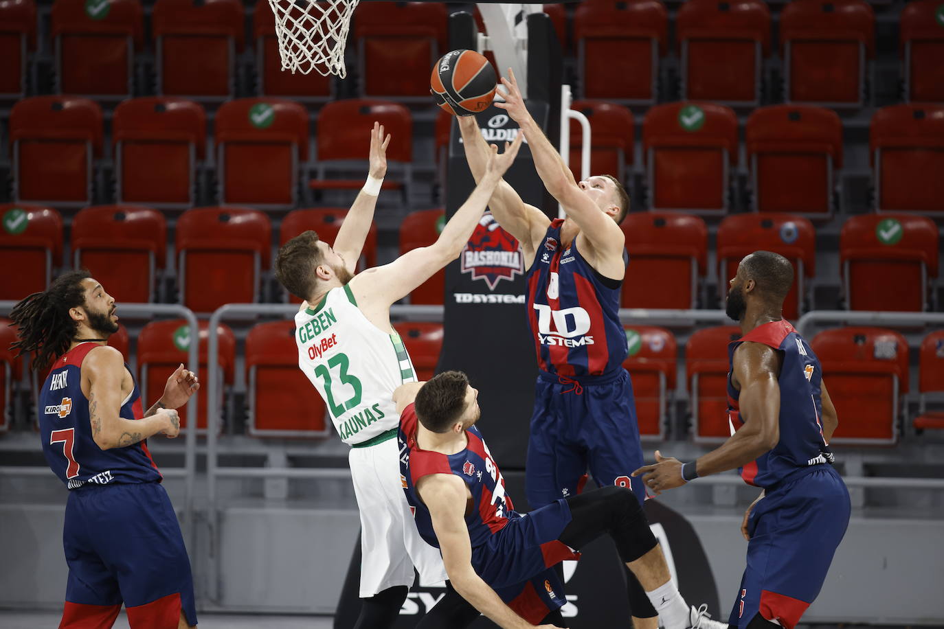 Fotos: Las mejores imágenes del TD Systems Baskonia - Zalgiris