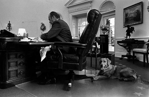 El presidente Gerald Ford y su perro Liberty se sientan en la Oficina Oval de la Casa Blanca en Washington, DC, 7 de noviembre de 1974. 