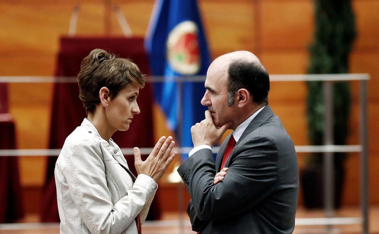 Manuel Ayerdi charla con la presidenta de Navarra, María Chivite, en una foto de archivo. 