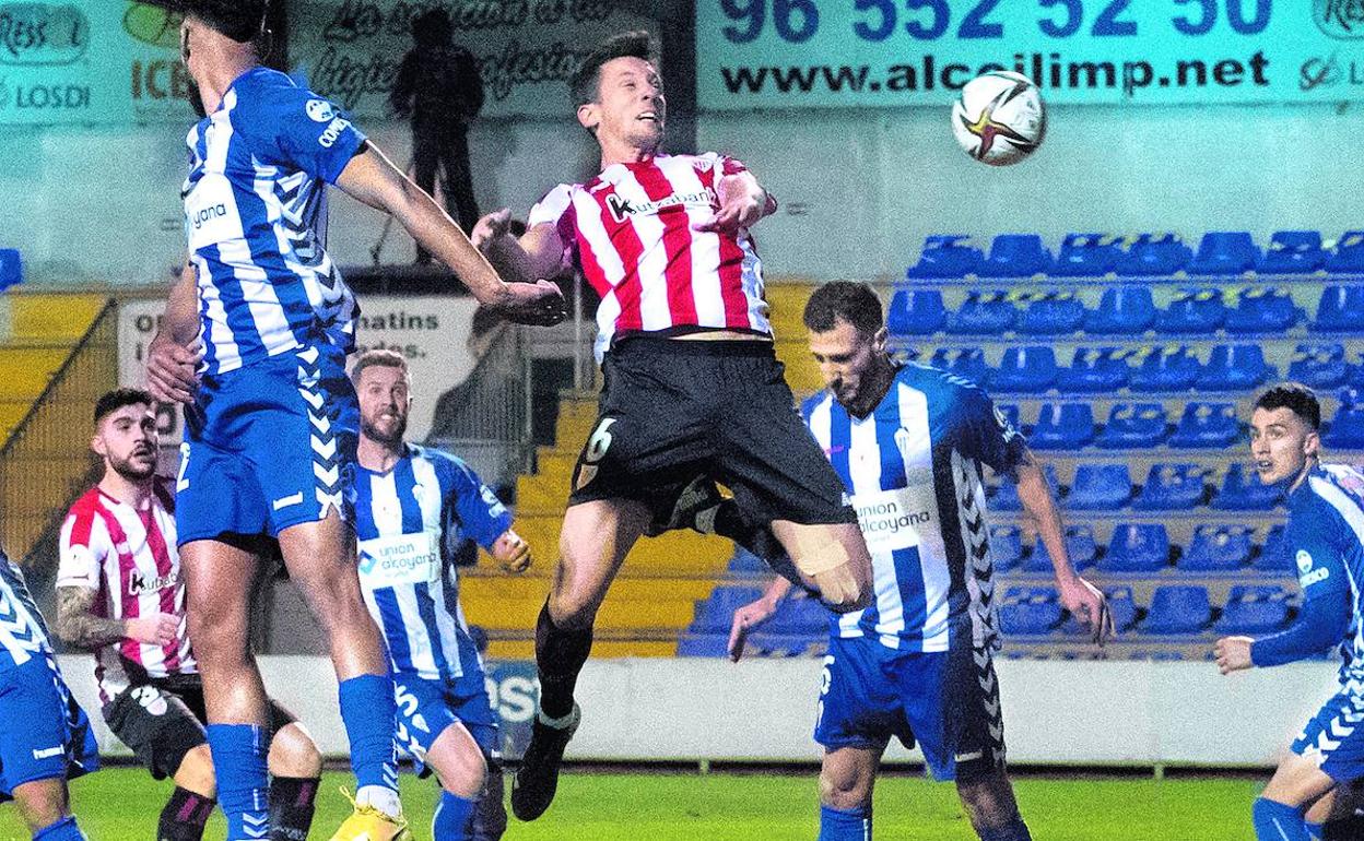 Muniain felicita a Villalibre por su gol ante el Alcoyano, que supuso el empate. 