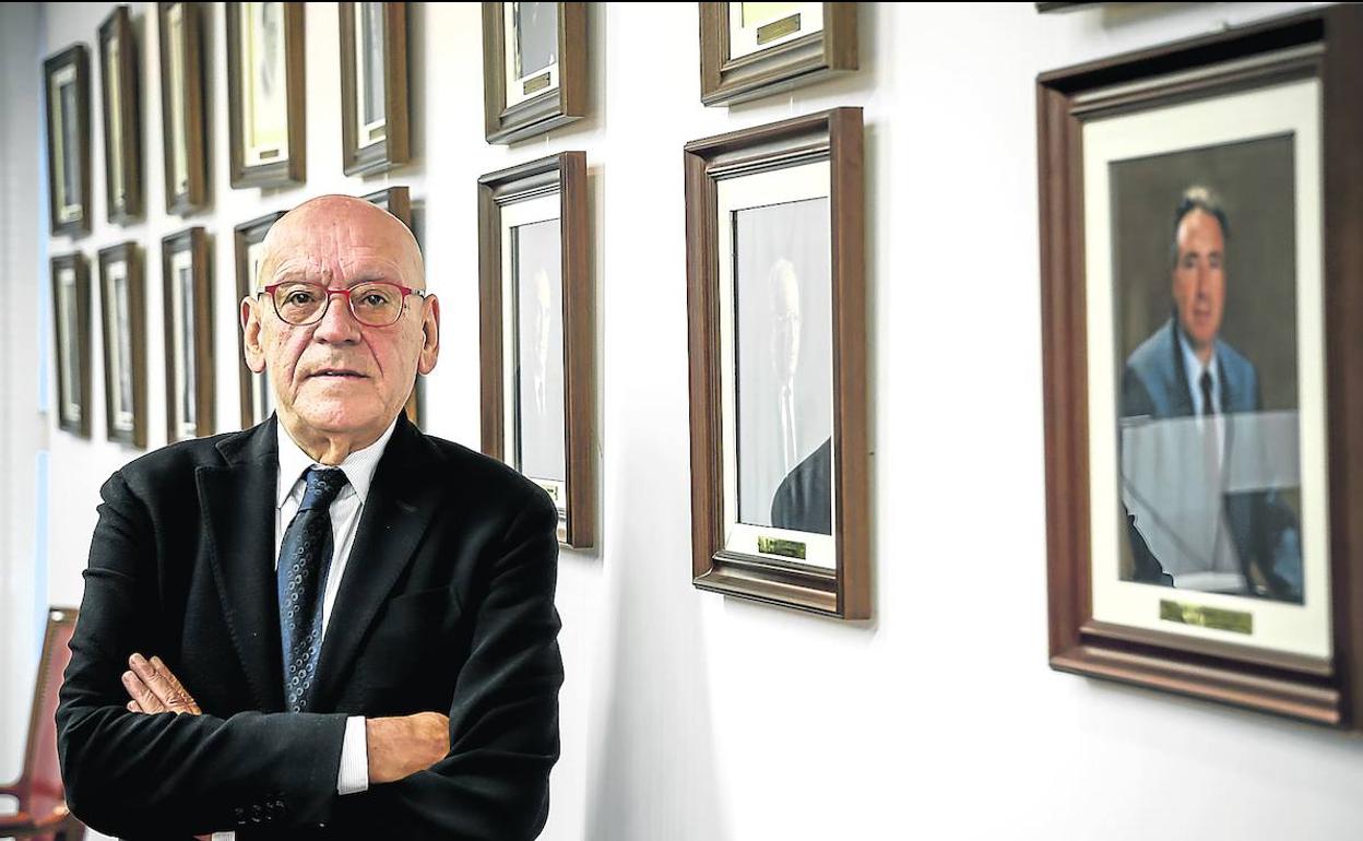 Rojo posa en el salón de plenos de la Cámara de Comercio junto a los retratos de presidentes anteriores; él lleva en el cargo desde el año 2010.