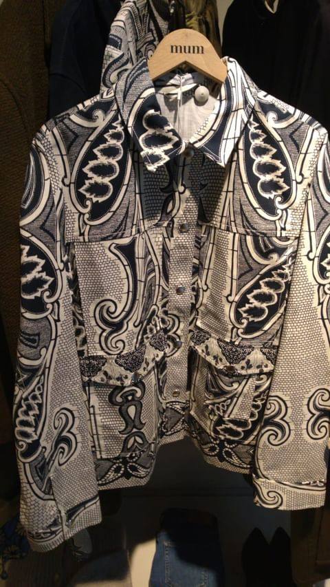 Chaqueta con estampado 'retro', de la tienda bilbaína Mum, ubicada en Rodríguez Arias número 7. Está rebajada y ahora la puedes encontrar por 107,40 euros.