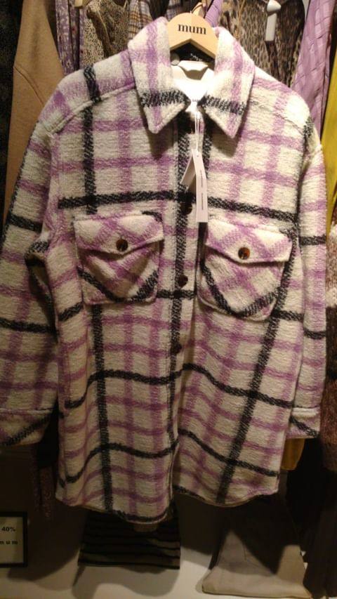 Sobrecamisa a cuadros negros y morados, de la tienda bilbaína Mum, ubicada en Rodríguez Arias número 7. Está rebajada y ahora tiene un precio de 139,30 euros.