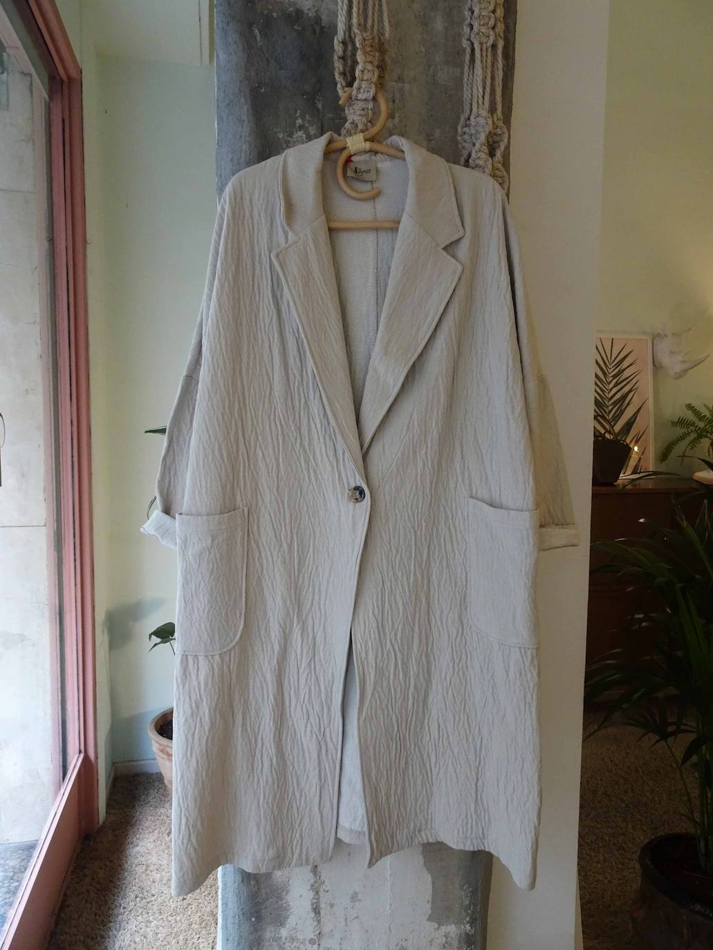 Abriguito de entretiempo con tacto rugoso y suave, de la tienda bilbaína Divina Martina, situada en la calle Doctor Achúcarro número 5. Tiene un precio de 99 euros. 