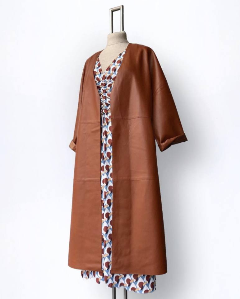 Chaqueta larga de cuero, de la tienda bilbaína B54, situada en la calle Colón de Larreátegui 39. Tiene un 50% de descuento.