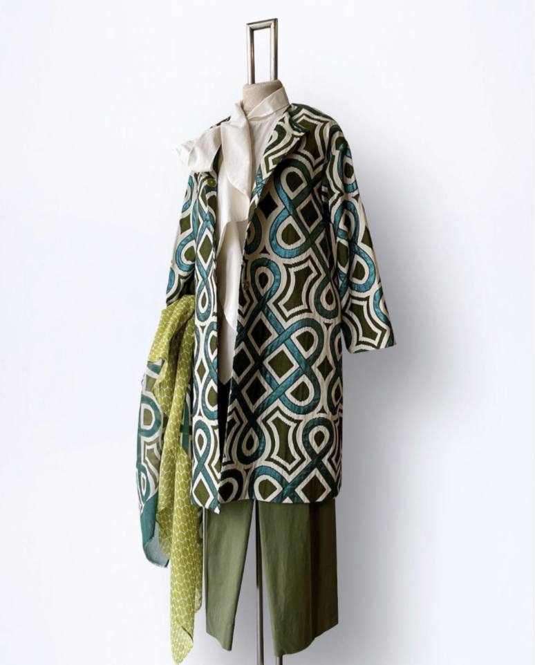 Chaqueta con estampado geométrico, de la tienda bilbaína B54, situada en la calle Colón de Larreátegui 39. Tiene un 50% de descuento.