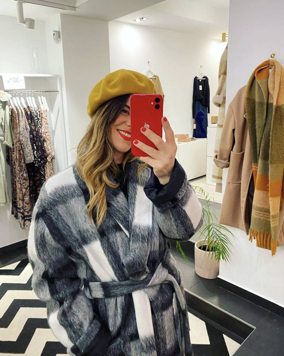 Abrigo a cuadros de la tienda La Suite, ubicada en la calle Doctor Achúcarro número 1. Tiene un 30% de descuento. 