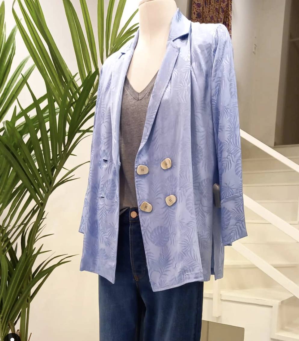 Blazer azul con estampado floral de la tienda Coquette, ubicada en la calle Telesforo Aranzadi número 1. Tiene un precio de 170 euros.