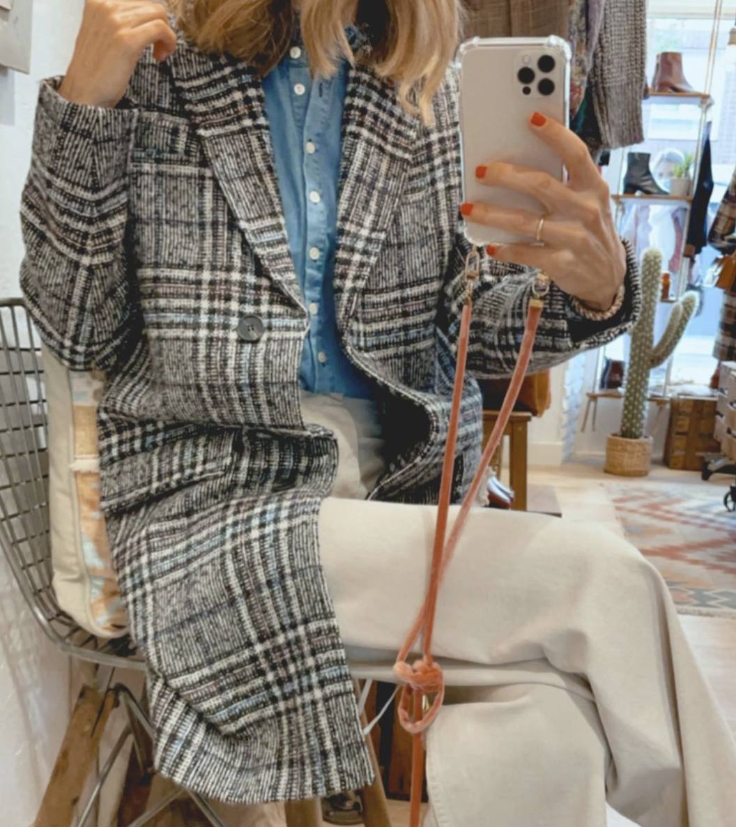 Abrigo a cuadros blancos y grises, de la tienda La Cotê de Las Arenas, ubicada en la calle Las Mercedes. 