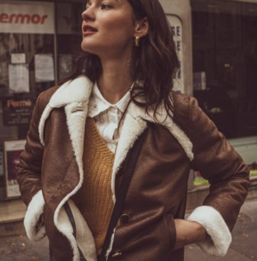 Abrigo estilo pelliza de tejido sintético marrón, de la tienda Aparté́, ubicada en la calle Lotería número 2. Tiene un precio de 109,50 euros.