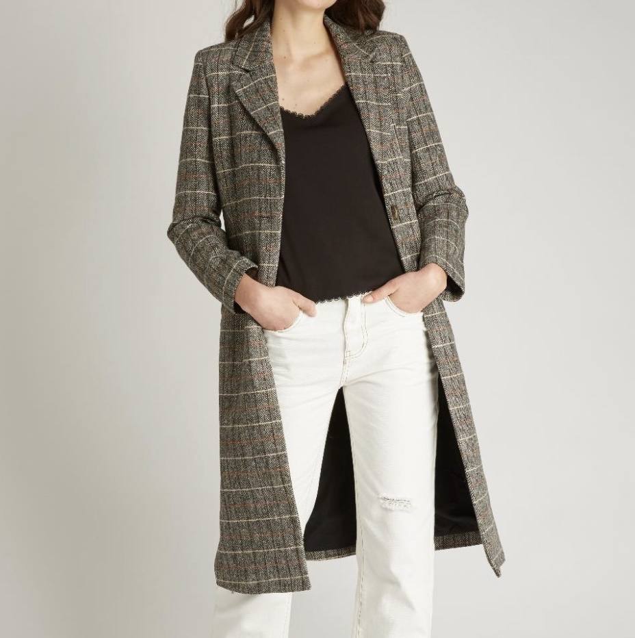 Abrigo de corte clásico con estampado a cuadros, de la tienda Aparté, ubicada en la calle Lotería número 2. Tiene un precio de 159 euros.