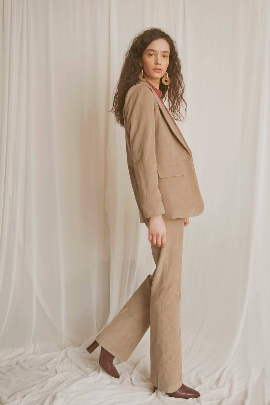 Blazer de pana en color camel, de la firma bilbaína Triana By C. Disponible en su tienda de Rodríguez Arias número 39. Tiene un precio de 95,50 euros. 