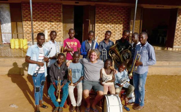 David Orduña junto a algunos jóvenes de la escuela. 