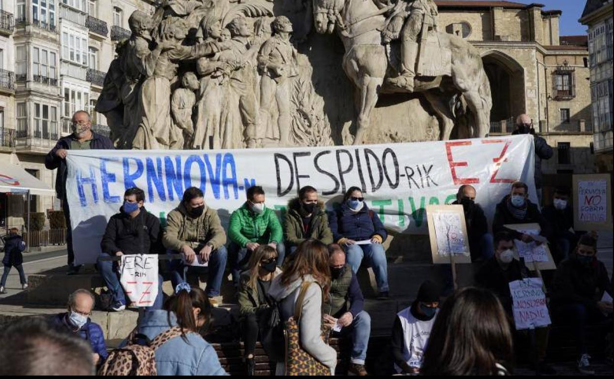 Trabajadores despedidos en Aernnova junto a representantes sindicales han llevado a cabo una concentración de protesta en la plaza de la Virgen Blanca.