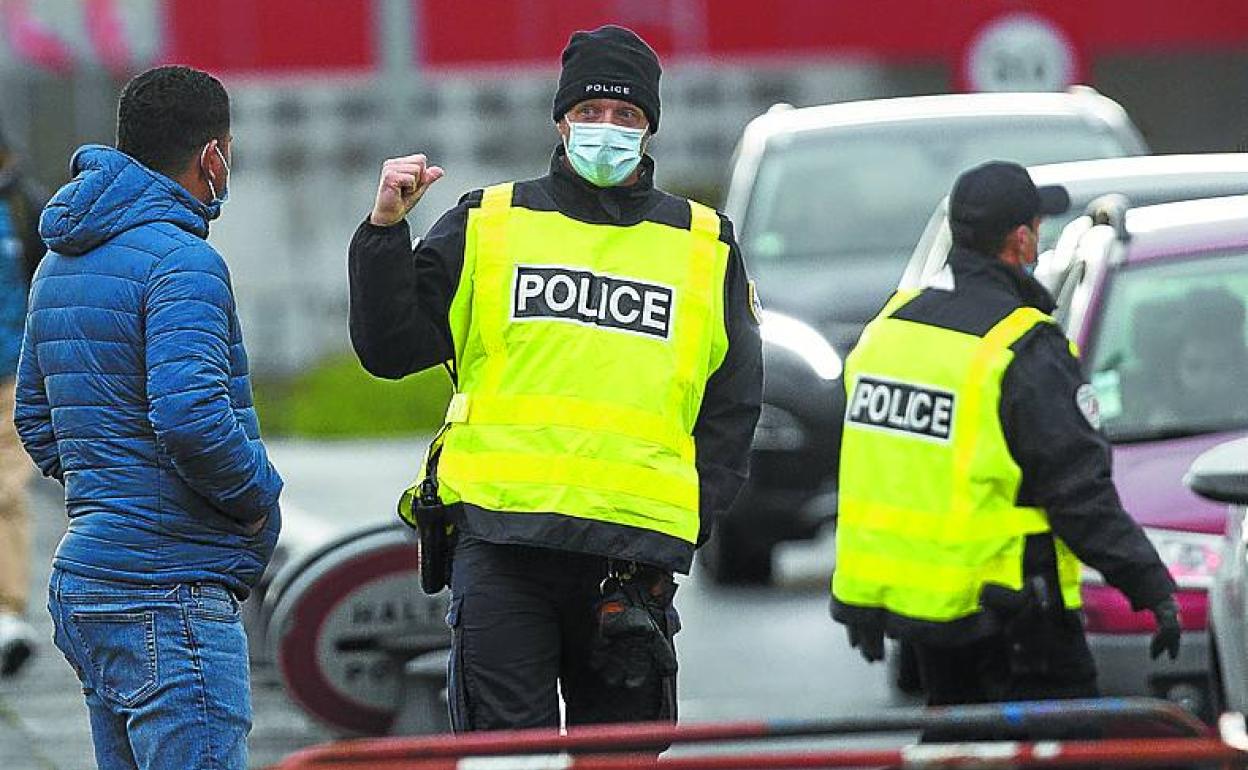 Control policial en la frontera de Irun ayer. 