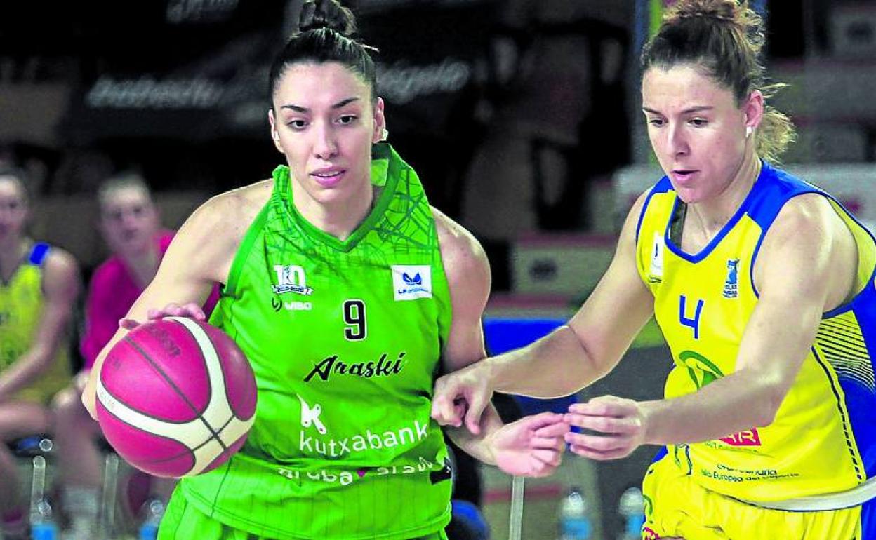 Laura Quevedo bota el balón ante el Gran Canaria. 