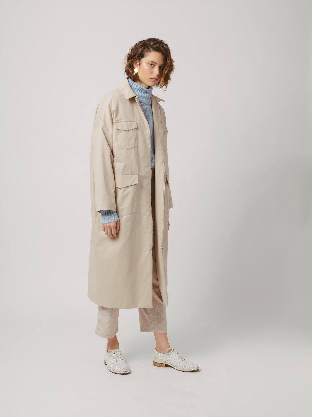 Gabardina 100% algodón en color beige, de la tienda bilbaína Divina Martina, situada en la calle Doctor Achúcarro número 5. Cuesta 305 euros.