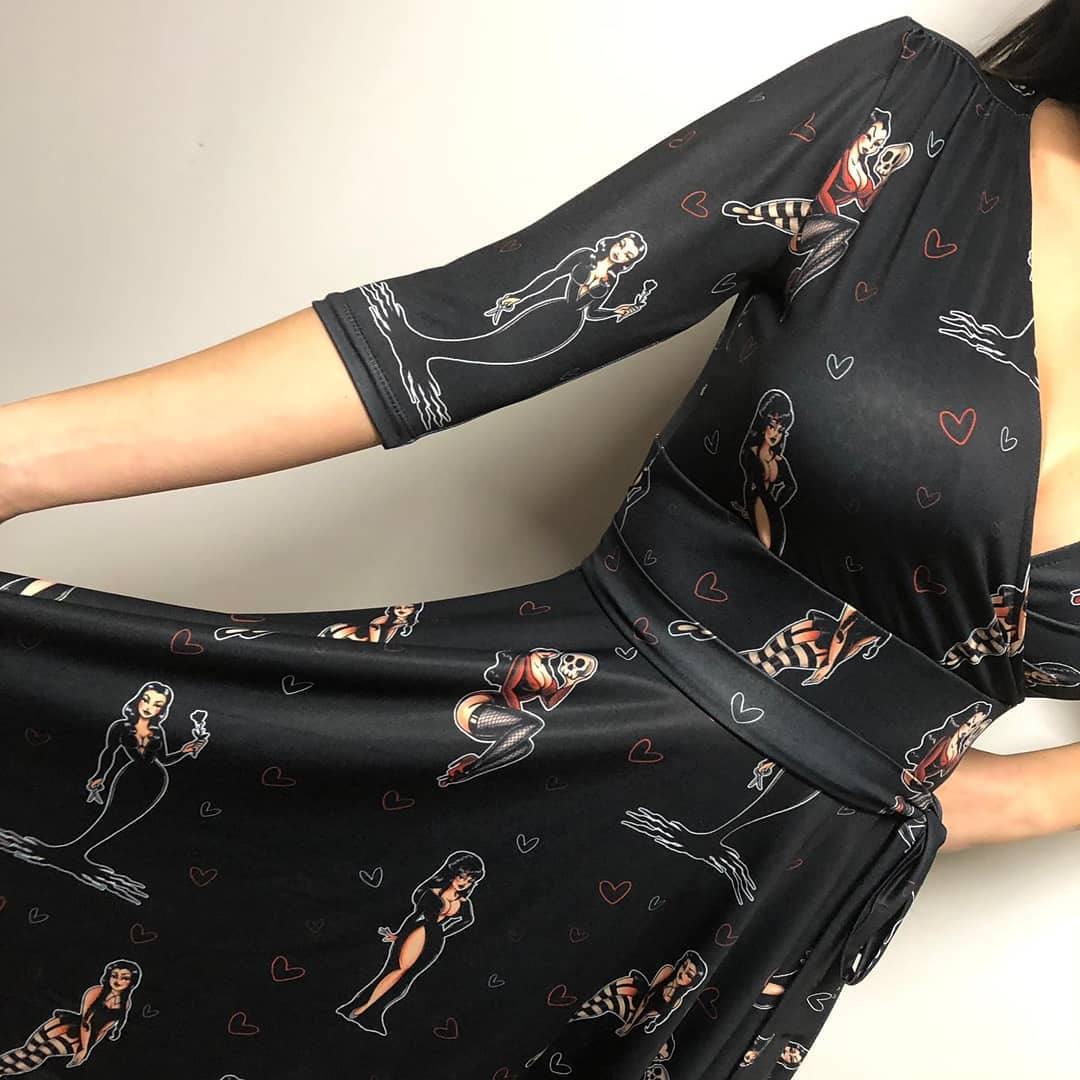 Original vestido negro con escote en V. Tiene un precio de 55 euros y lo puedes encontrar en Lofra Boutique.