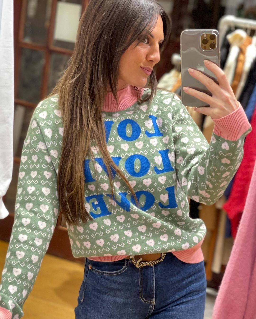 Jersey en tonos verdes y rosas con la palabra Love, un autoregalo ideal para San Valentín. Es de Ciudadella.