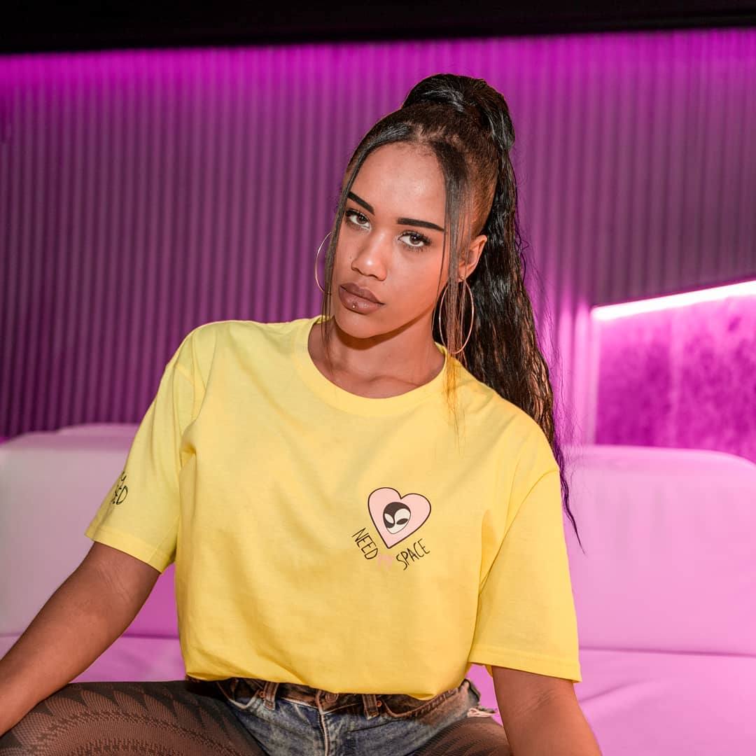 Belobed es una firma de moda vitoriana creada hace menos de un año, esta camiseta que mezcla tonos amarillos y rosas es una de sus últimas creaciones. Con la leyenda 'Need my space'.