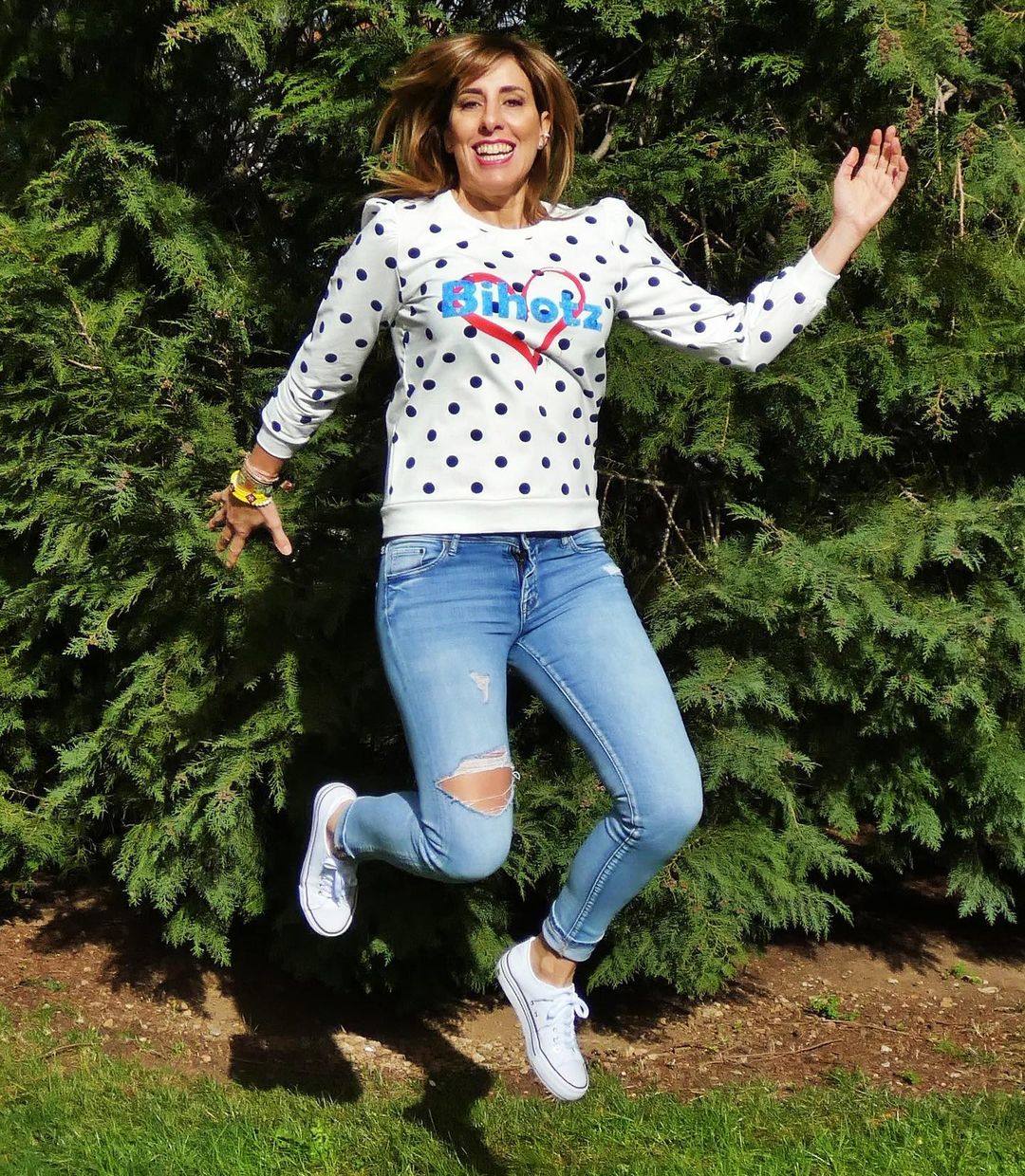 Sudadera de lunares con fruncidos en los hombros y la palabra Bihotz, es de la firma vitoriana Pink Skin y tiene un precio de 39,90 euros.