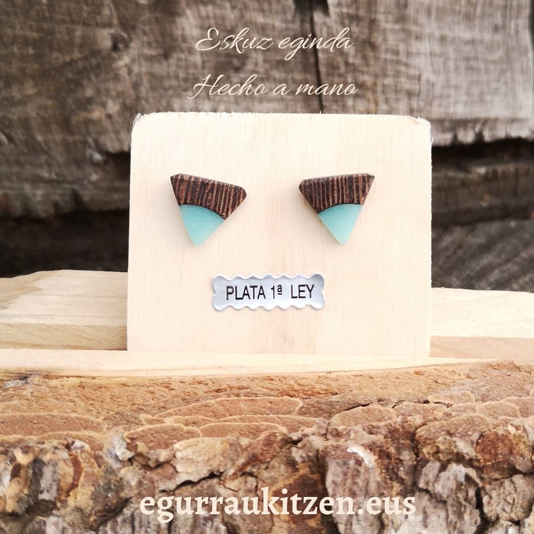 Pendientes de botón hechos a mano en madera y resina, son la firma vitoriana Egurra Ukitzen.