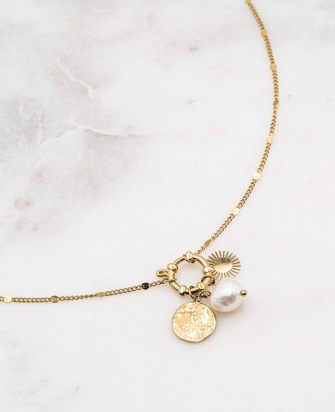 Bisutería en acero. Este colgante es del comercio Gancedo de Amurrio