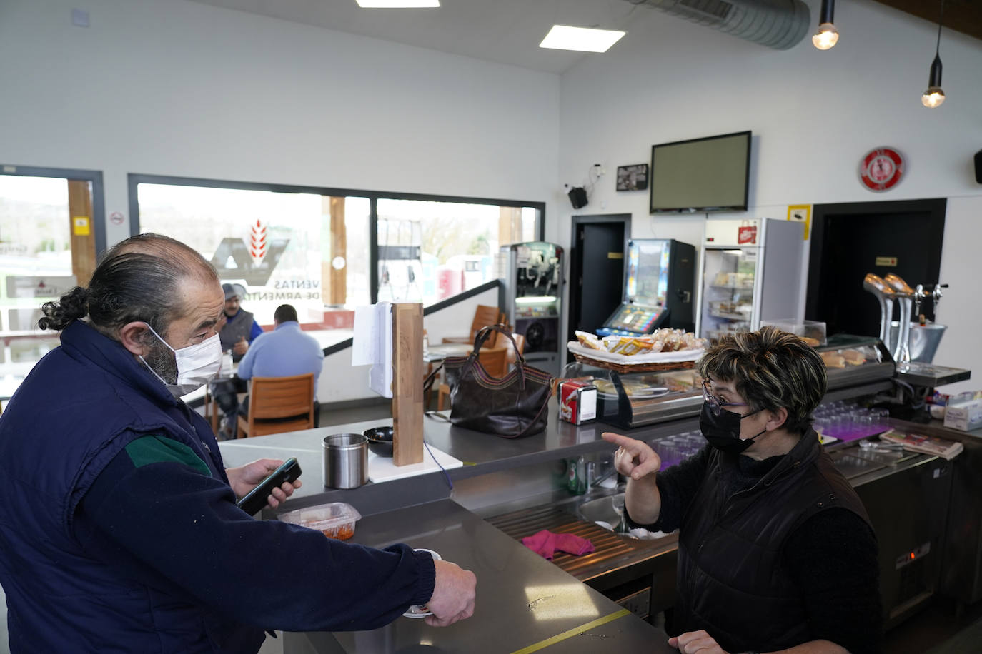 En la gasolinera Ventas de Armentia, Susana sólo atiende a transportistas y clientes en tránsito.