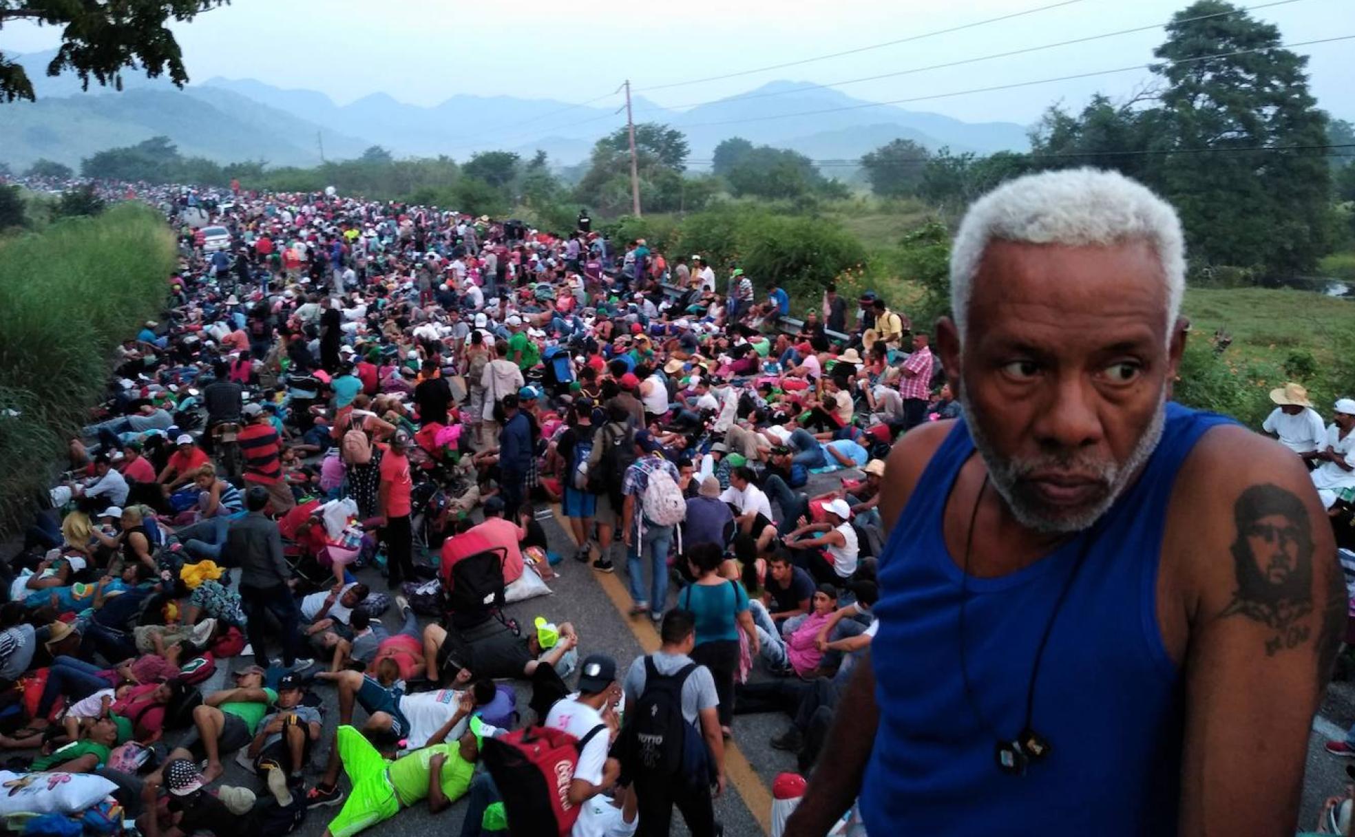 La caravana migrante de 2018, con 7.000 personas, atascada en una carretera mexicana.