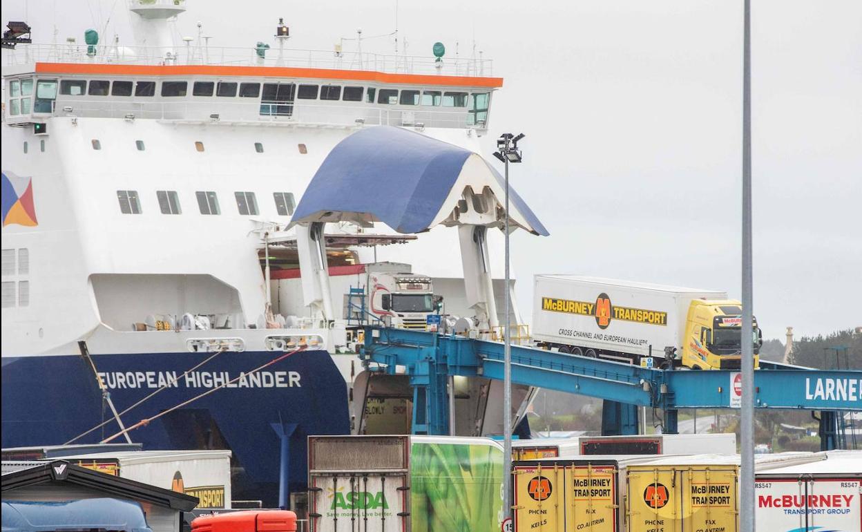 Un ferry de la compañía P&0, a su llegada al puerto de Larne en el condado de Antrim, Irlanda del Norte.