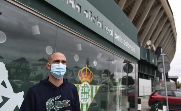 Dani, delante del estadio Benito Villamarín.