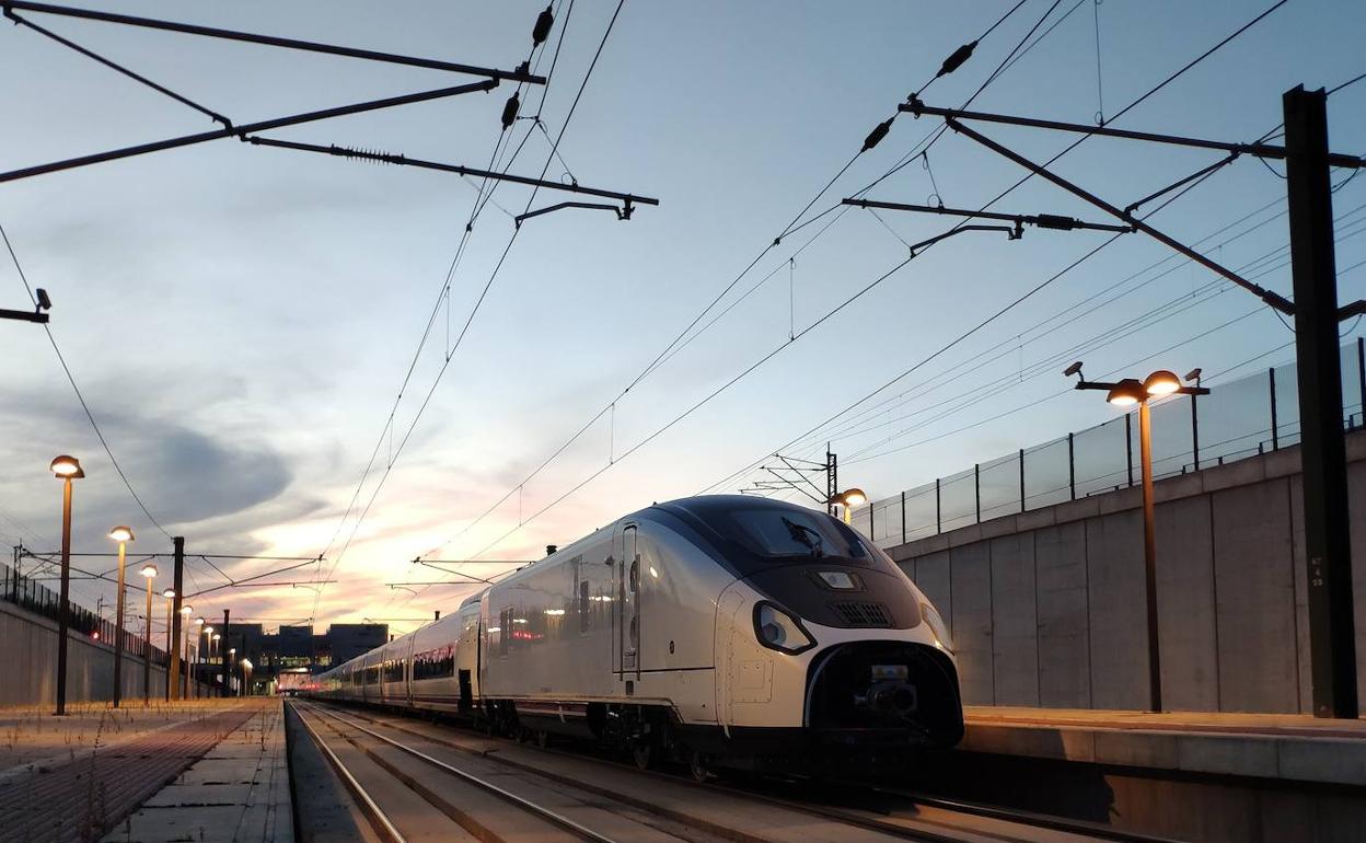 El primer tren de muy alta velocidad Talgo Avril ha comenzado esta semana sus ensayos en vía.