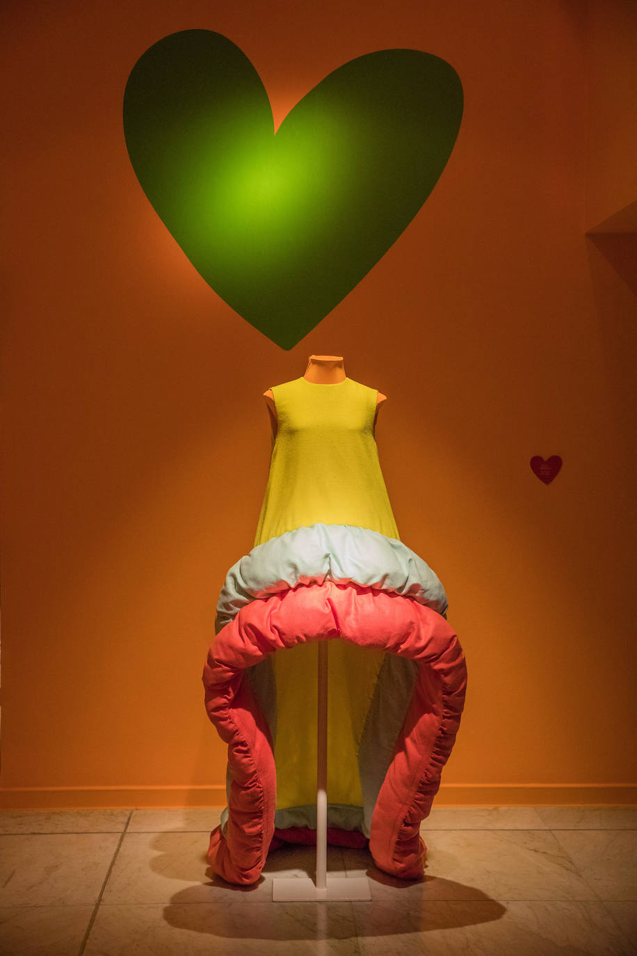 A su colección de vestidos 'chic' sin estampados se les suman unas formas atrevidas que parecen sacadas de un "cuento de hadas", como los definió Vargas Llosa.