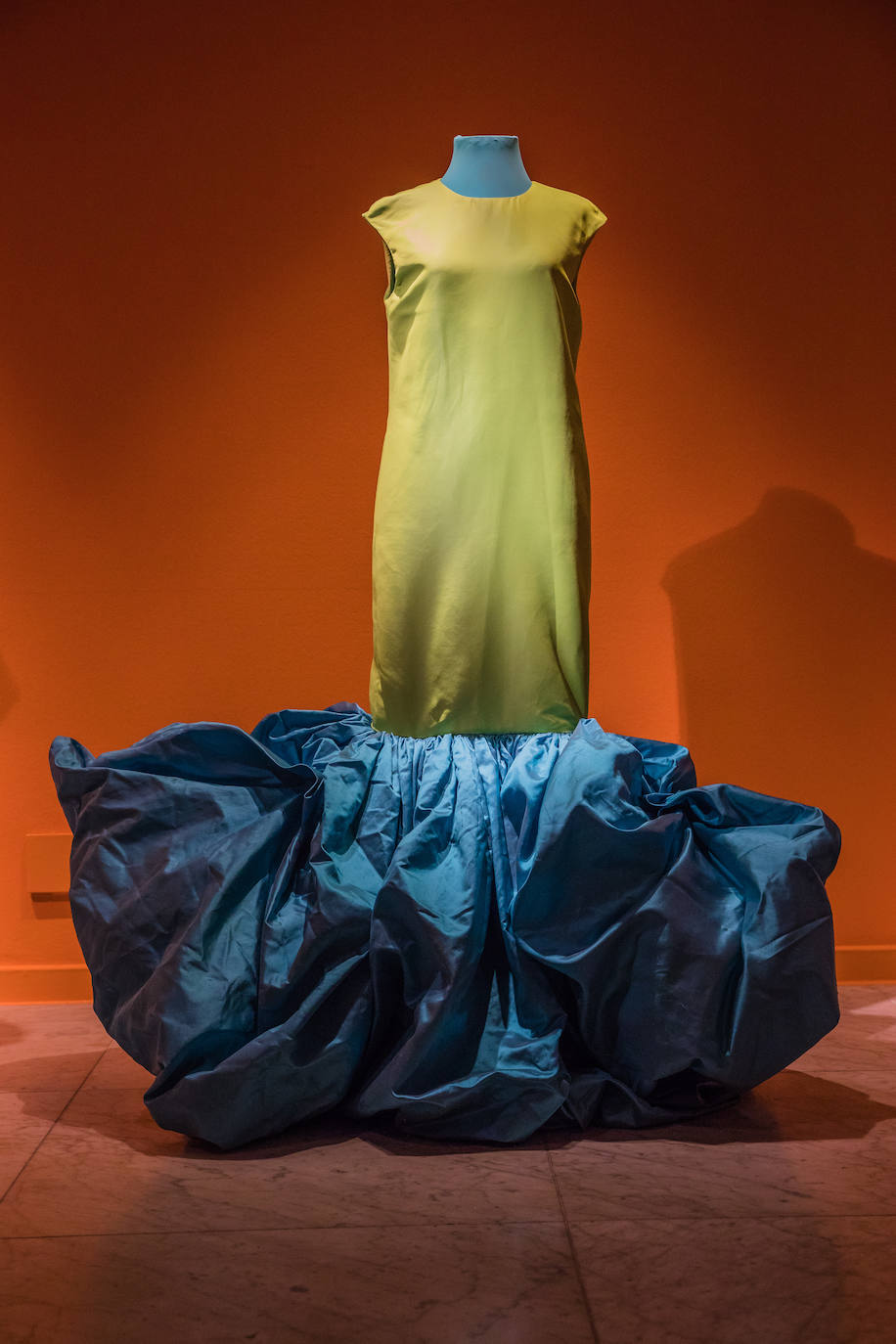 Formas sinuosas, atrevidas e incluso difíciles de vestir le interesan como "diversión". De hecho, una serie de sus vestidos más conocidos son las Meninas.