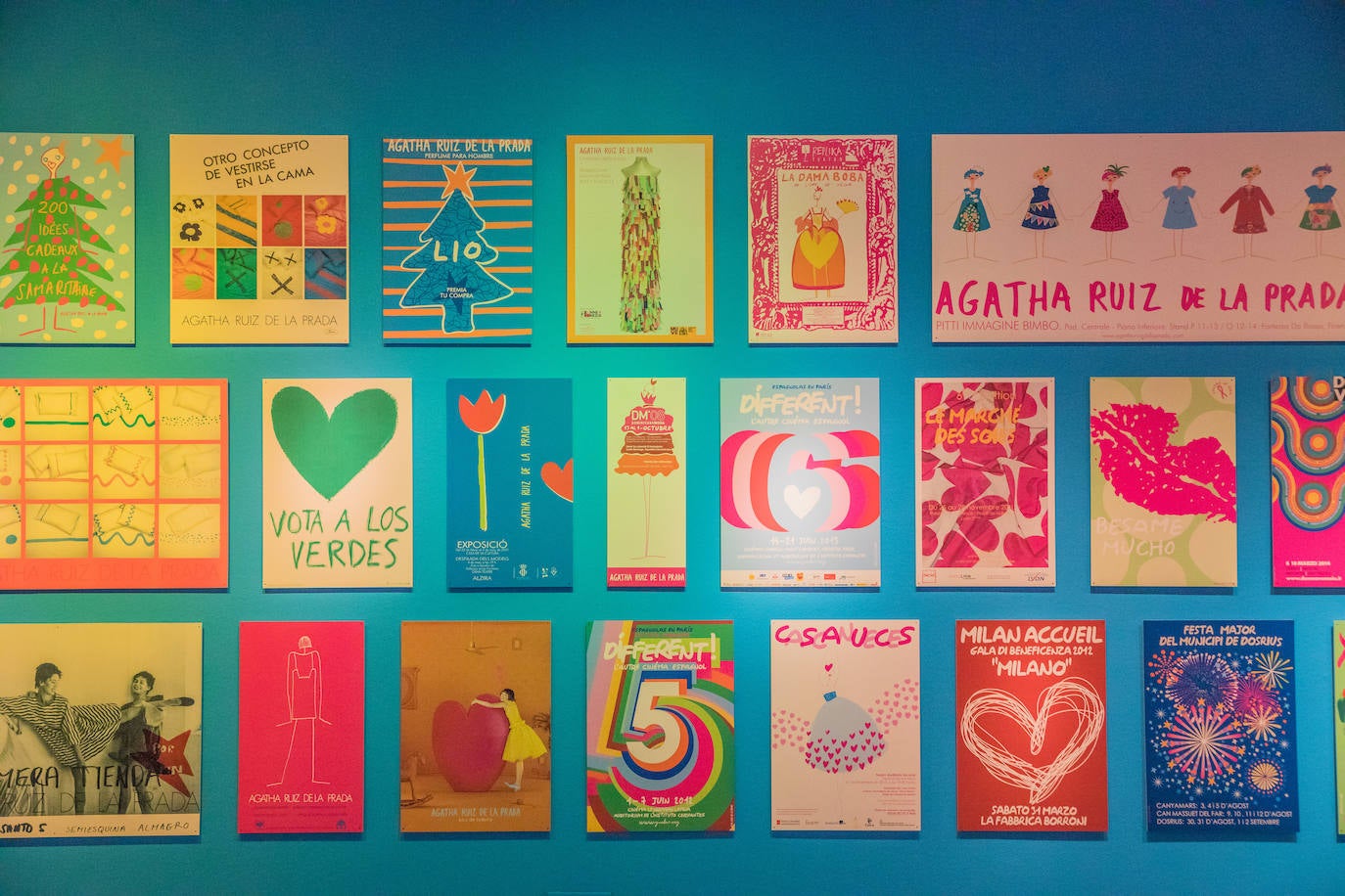 La propia cartelería de los desfiles y promociones de la creadora en los últimos años mantienen el diseño y la identidad Ruiz de la Prada.