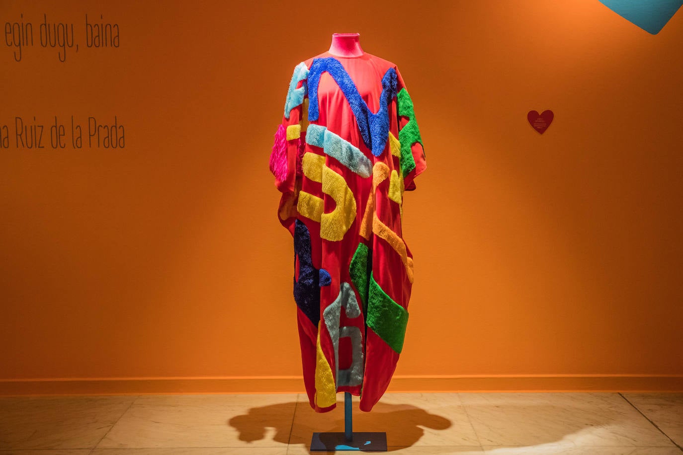 Los estampados con letras y su propio nombre se repiten en su ideario como una búsqueda para reseñar su propia identidad.