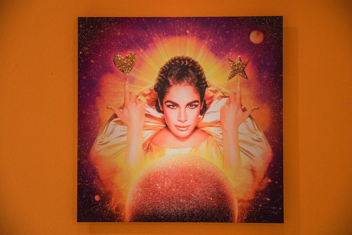 Una visión optimismo y "una protección contra la tristeza". Esas son las señas que pretende trasladar también en desfiles y promociones. 